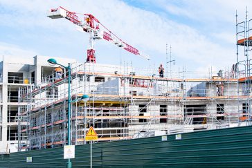 Chantier dans l’écoquartier de Montévrain. Au premier plan, une grue commence les travaux