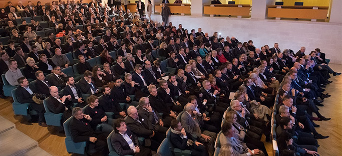 Assemblée de personnes réunies dans un auditorium à l'occasion des vœux 2018, à Noisiel