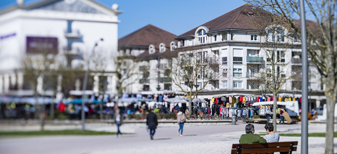 Passants se baladant sur la Place du centre ville de Bussy Saint-Georges