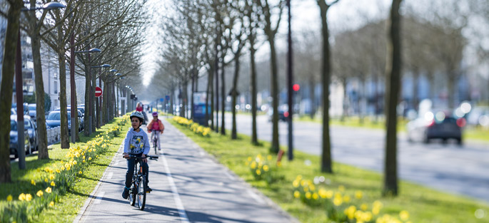 Des cyclistes remontent la piste cyclable de l'avenue du Général de Gaulle (Bussy Saint-Georges)