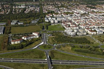 Vue aérienne en bordure de l’autoroute A4, ce futur quartier constituera un élément identitaire fort, reconnu à l’échelle métropolitaine, de la commune de Bussy Saint-Georges