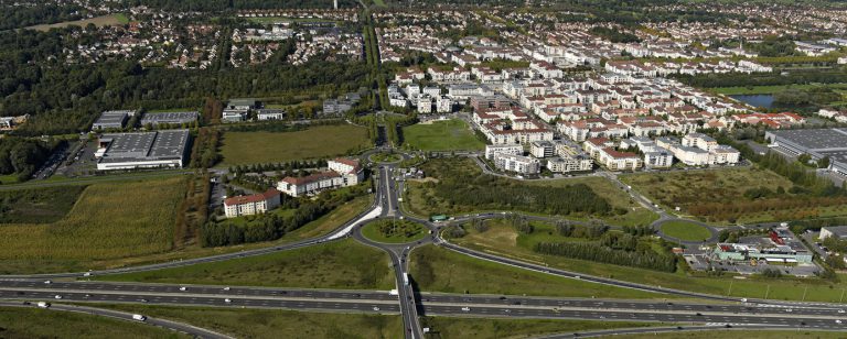 Vue aérienne en bordure de l’autoroute A4, ce futur quartier constituera un élément identitaire fort, reconnu à l’échelle métropolitaine, de la commune de Bussy Saint-Georges