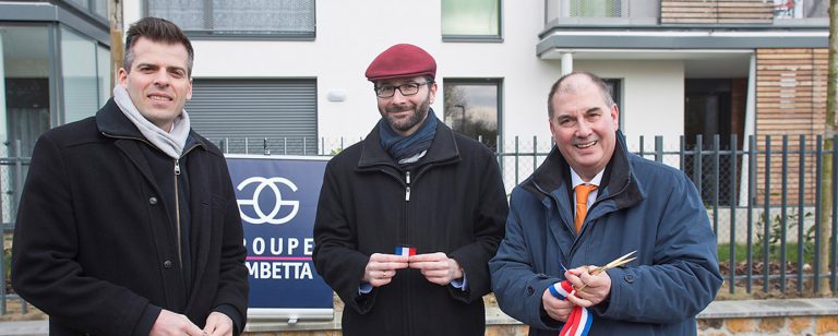 Photographie de messieurs Mathieu VISKOVIC, maire de Noisiel, Jean-Baptiste REY, directeur général par intérim d’EPAMARNE, aménageur de la ZAC et Marc GILLI, Directeur national de la promotion du Groupe Gambetta pour l'inauguration de L'Orée des Arts à Noisiel