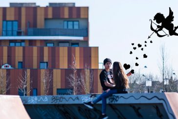 Deux adolescents discutent dans le skatepark du parc du Génitoy, tendis que Cupidon vole au-dessus d'eux