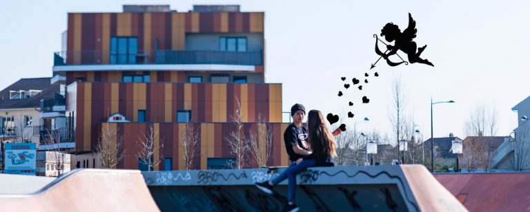 Deux adolescents discutent dans le skatepark du parc du Génitoy, tendis que Cupidon vole au-dessus d'eux