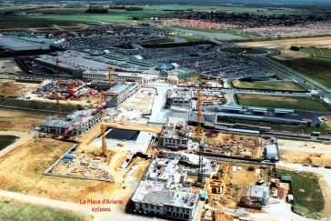 Vue aérienne du chantier du centre urbain du Val d'Europe - Place d'Ariane (Juillet 2001)