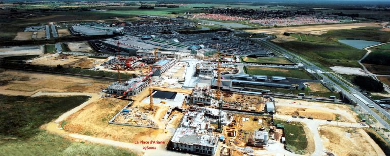 Vue aérienne du chantier du centre urbain du Val d'Europe - Place d'Ariane (Juillet 2001)