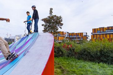 Des adolescents s'amusent dans le skatepark dans le Parc du Génitoy (Ecoquartier Le Sycomore)