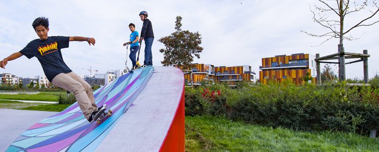 Des adolescents s'amusent dans le skatepark dans le Parc du Génitoy (Ecoquartier Le Sycomore)