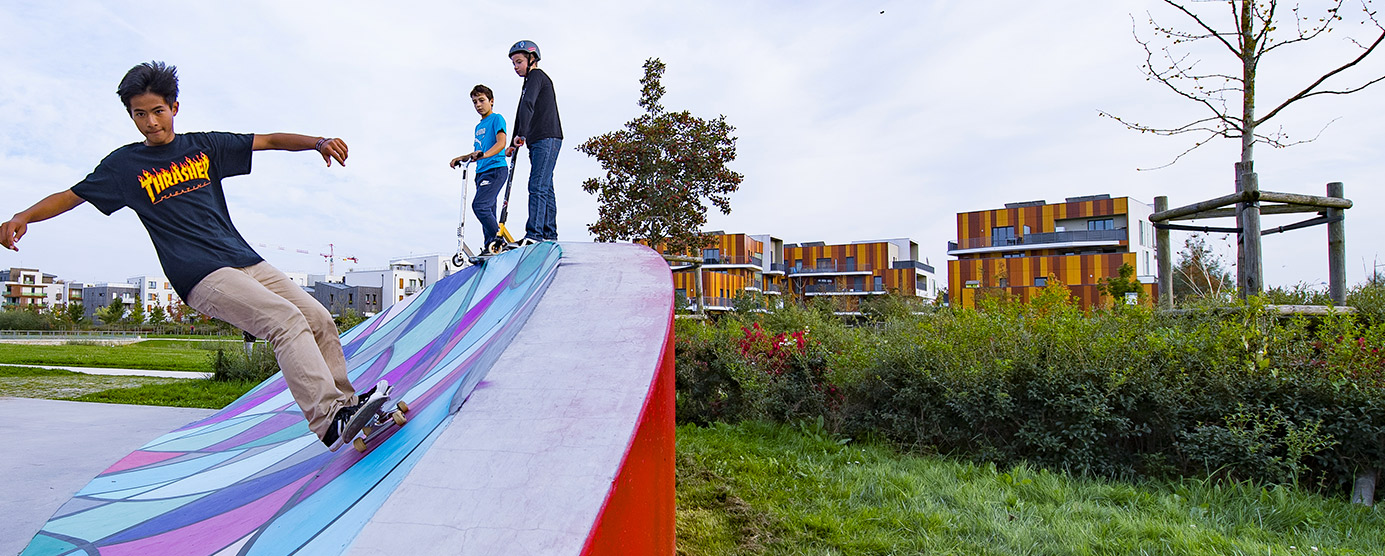Des adolescents s'amusent dans le skatepark dans le Parc du Génitoy (Ecoquartier Le Sycomore)