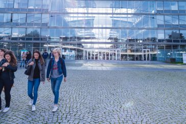 Jeunes femmes aux abords de l'ENPC, Ecole des Ponts Paristech sur le Campus de la Cité Descartes à Champs-sur-Marne