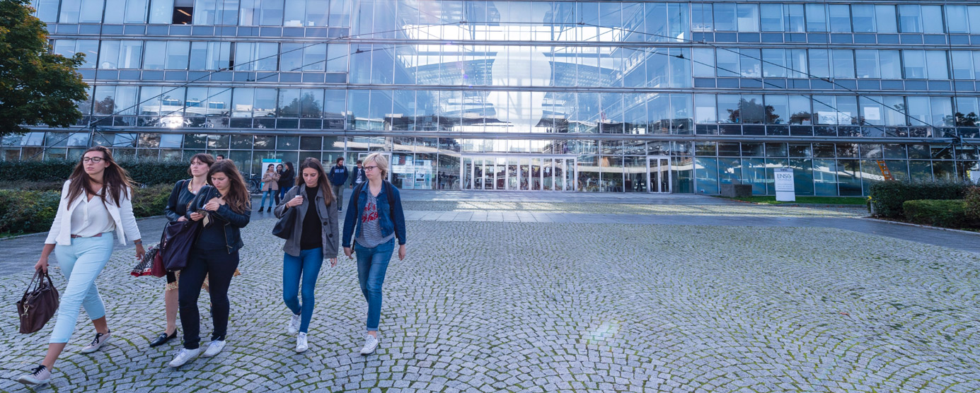 Jeunes femmes aux abords de l'ENPC, Ecole des Ponts Paristech sur le Campus de la Cité Descartes à Champs-sur-Marne
