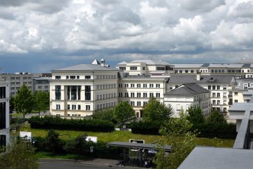 Centre urbain du Val d'Europe : vue depuis la terrasse de l'immeuble Greenwich sur son environnement bâti (des immeubles de bureaux)
