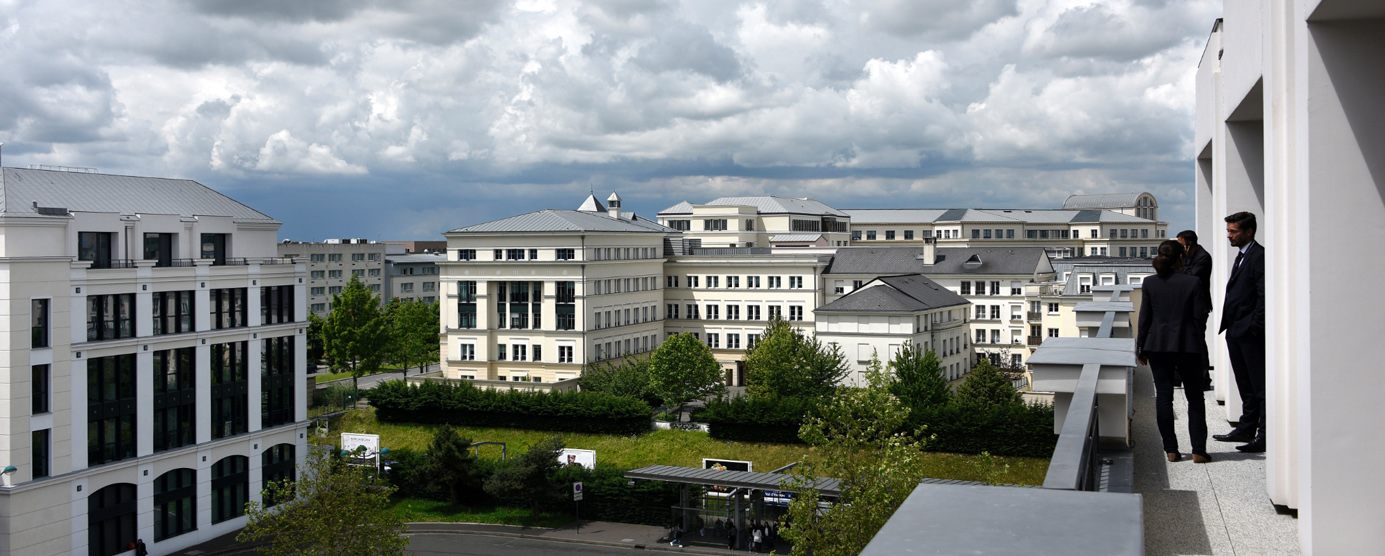 Centre urbain du Val d'Europe : vue depuis la terrasse de l'immeuble Greenwich sur son environnement bâti (des immeubles de bureaux)