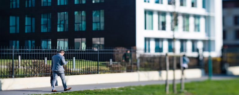 Abords de l'immeuble de bureaux Citalys, dans l'écoquartier de Montévrain.