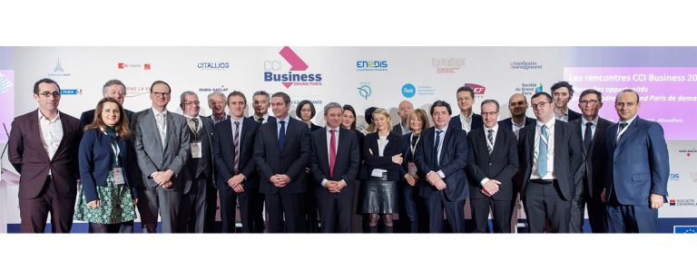 Photographie de groupe prise à l'occasion de la signature de l'accord de partenariat entre la CCI Business Grand Paris et Epamarne pour faciliter l’accès des PME/PMI aux marchés du Grand Paris