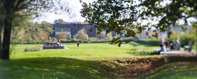 Abords de la bibliothèque Georges PEREC sur le campus universitaire de la Cité Descartes