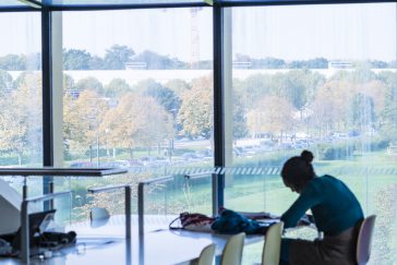 Photographie prise à l'intérieur de la bibliothèque universitaire Georges Perec, sur le campus de la Cité Descartes