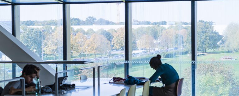 Photographie prise à l'intérieur de la bibliothèque universitaire Georges Perec, sur le campus de la Cité Descartes