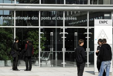 Parvis de l'Ecole des Ponts ParisTech sur le campus de la Cité Descartes