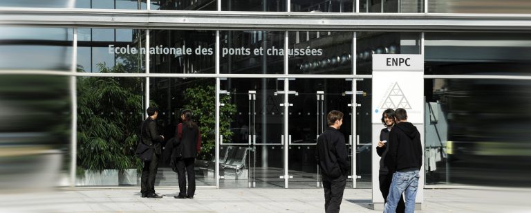 Parvis de l'Ecole des Ponts ParisTech sur le campus de la Cité Descartes