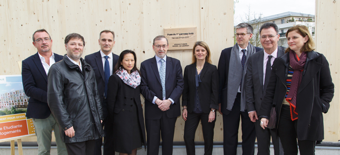 Photographie de groupe prise lors de la pose du premier panneau bois de la résidence étudiante Le Luzard II, à Noisiel (construction BBCA)