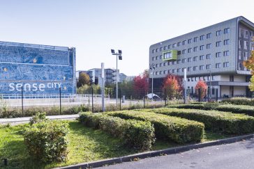 Photographie prise au sol, aux abords de l'Ecole des Ponts ParisTech, bâtiment Corolis (ENR+) et de l'Equipex Sense-City, sur le campus de la Cité Descartes