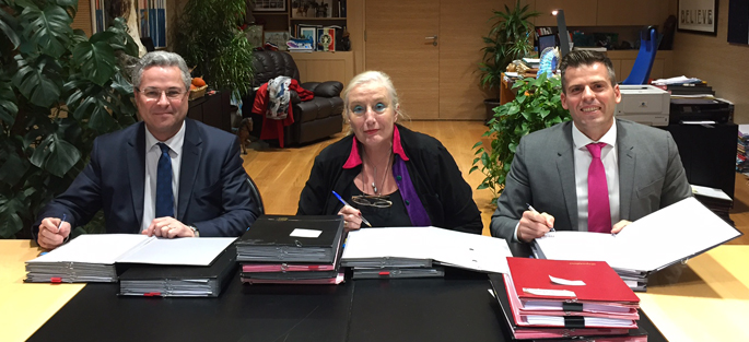 Photographie des signataires de la SPLA-IN : De gauche à droite : Yann DUBOSC en qualité de président d'EPAMARNE, Brigitte MARSIGNY, maire de Noisy-le-Grand et Jean-Baptiste REY, directeur général par intérim EPAMARNE / EPAFRANCE