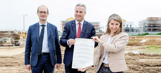 De gauche à droite : Laurent Girometti, directeur général d’EPAMARNE/EPAFRANCE, Yann Dubosc, maire de Bussy Saint-Georges et président d’EPAMARNE et Julie de Roujoux, directrice générale de la Promotion Immobilière du Groupe Pichet, ont posé la première pierre du programme de logements Central Garden, le 14 juin 2018.