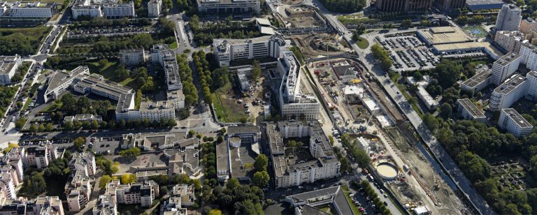 Photographie aérienne : Les Hauts de Nesles / Cité Descartes à Champs-sur-Marne à la lisière de Noisy-le-Grand : chantier de la SGP le long du boulevard du Ru de Nesles