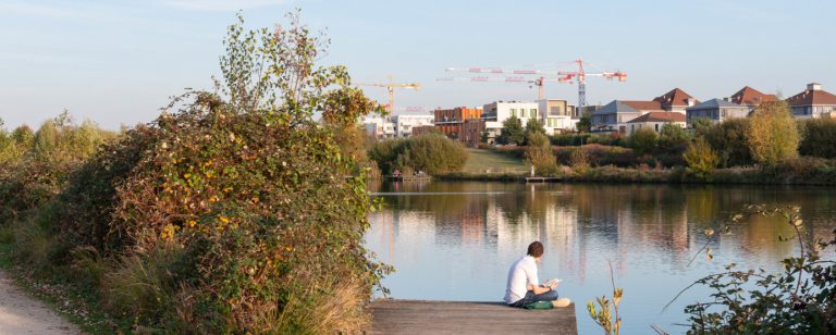 le parc du genitoy dans le centre ville de bussy saint-georges donnant vue sur les chantiers de l'ecoquartier
