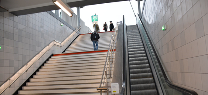 Après les travaux : une prise de vue depuis le bas des escaliers de la seconde sortie du RER.