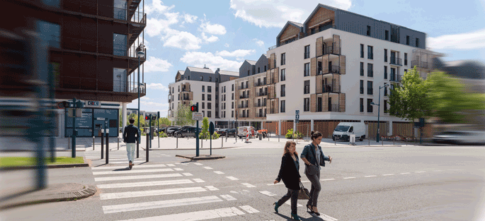 Une photographie au sol en haut de la page, de la Place des Nations à Montévrain.